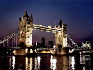 Die London Tower Bridge als Symbol für ein Bridging von zwei oder mehren Packungsbeilagen