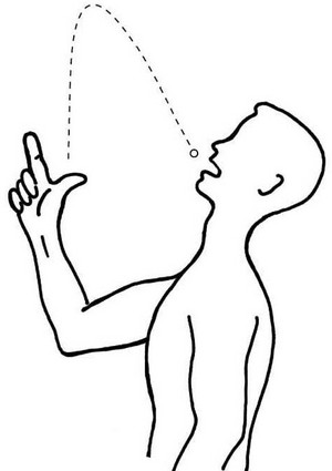 Ein Mann wirft eine Tablette hoch, die in einem Bogen in seinem geöffneten Mund landet.